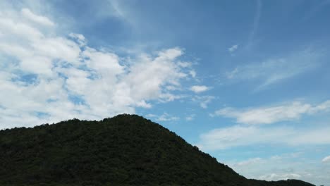 Berg-Mit-Grünen-Bäumen-Zoomte-Heraus-Und-Enthüllte-Am-Nachmittag-Vor-Sonnenuntergang-Eine-Silhouette-Mit-Wolken-Und-Blauem-Himmel