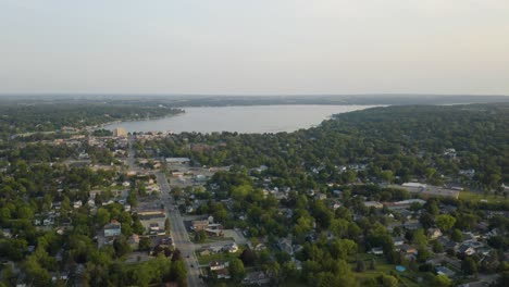 Aerial-View-of-Lake-Geneva,-Wisconsin.-Pullback-Reveal