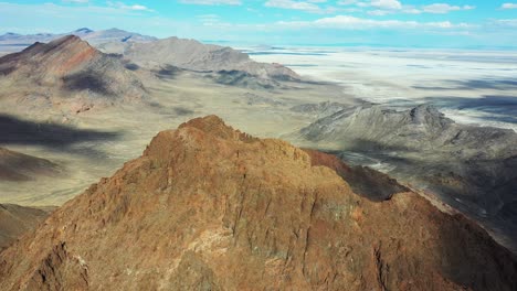 Luftaufnahme-Von-Steilen-Felsigen-Hügeln-über-Den-Salzebenen-Von-Bonneville,-Utah-Usa-An-Einem-Sonnigen-Tag,-Drohnenaufnahme