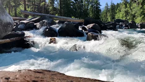 Kaltes,-Rauschendes-Wasser-Des-Icicle-Creek,-Leavenworth,-Bundesstaat-Washington