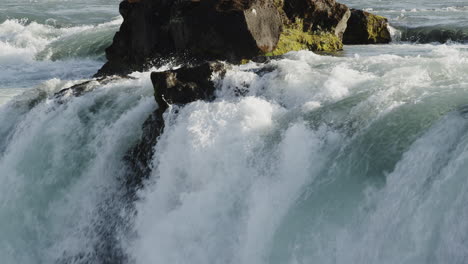 Sanfter-Schwenk-Von-Links-Nach-Rechts-über-Die-Filmischen-Godafoss-Wasserfälle-In-Island---Enges-Bild