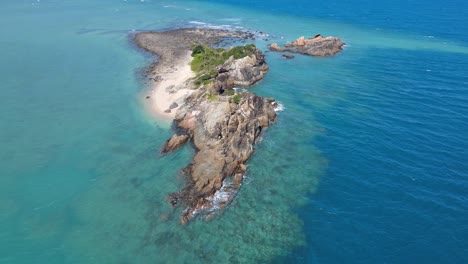 Aerial-View-Of-Bird-Island-With-Blue-Sea-At-Whitsundays-In-QLD,-Australia