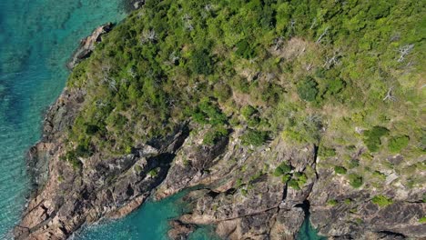 Rocky-Cliffs-Of-Langford-Island-With-Turquoise-Blue-Sea---Whitsunday-Island-In-QLD,-Australia