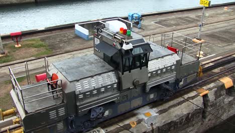 Draufsicht-Auf-Eine-Elektrische-Lokomotive,-Die-Das-Schiff-Am-Panamakanal-Zieht