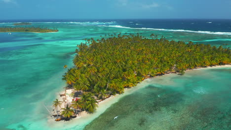 Luftaufnahme-Der-Inseln-Von-San-Blas-Und-Der-Seelandschaft-Im-Sommer-In-Panama