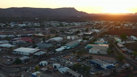 Panorama-De-La-Ciudad-De-Alice-Springs-Al-Atardecer-En-El-Territorio-Del-Norte,-Australia-Central