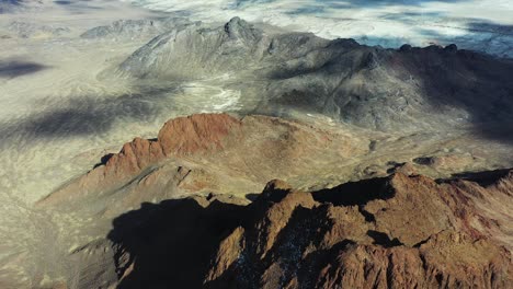 Luftaufnahme-Trockener-Felsklippen-über-Dem-Tal-Mit-Den-Salzebenen-Von-Bonneville-An-Einem-Sonnigen-Tag,-Aufschlussreiche-Drohnenaufnahme,-Utah-Usa