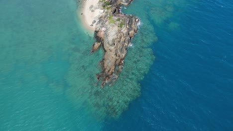 Bird-Island-With-Two-Colors-Of-Ocean-Water---Small-Island-At-Whitsunday-In-QLD,-Australia