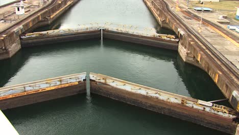 Hydraulic-Gates-of-the-chamber-slowly-opening-at-Gatun-Locks,-Panama-Canal