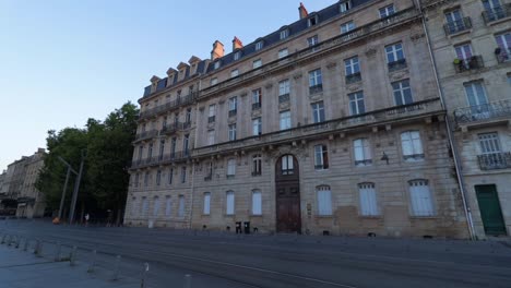 Traditionelles-Gebäude-Im-Stadtzentrum-Von-Bordeaux-In-Frankreich-Bei-Sonnenaufgang-Und-Leerer-Straße
