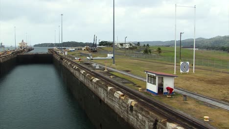 Ship-entering-the-last-chamber-of-Gatun-Locks-before-Gatun-Lake,-Panama-Canal-transit