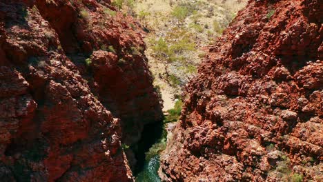 Small-Oasis-At-The-Simpsons-Gap-On-A-Summer-Day-In-The-West-MacDonnell-Ranges-in-Northern-Territory,-Australia