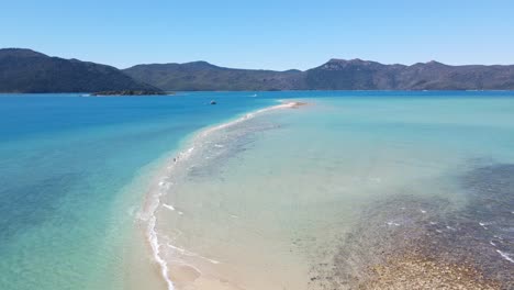 Ocean-Waves-Meet-At-Long-Sand-Spit-Of-Langford-Island---Seascape-At-Whitsunday-Islands,-QLD,-Australia