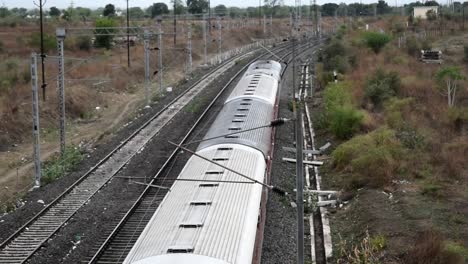Zug,-Der-Mit-Geschwindigkeit-Auf-Der-Zugstraße-Fährt,-Das-Konzept-Für-Indische-Eisenbahn--Oder-Zugreisen-Oder-Tourismus-Indien,-Hochgeschwindigkeitszug,-Der-Auf-Eisenbahngleisen-In-Indien-Fährt