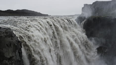 Filmische-Zeitlupen-Seitenansicht-Des-Dettifoss-Wasserfalls-In-Nordisland