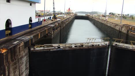 Hydraulic-Gates-of-the-chamber-slowly-opening-at-Gatun-Locks,-Panama-Canal