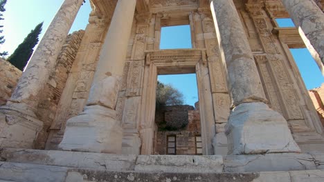 Panorámica-Hacia-Abajo-Que-Captura-Rastros-Antiguos-Y-Detalles-De-Columnas-Altas-En-La-Biblioteca-De-Celsus-Efeso