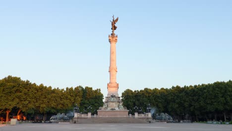 Monumento-Aux-Girondains-En-Burdeos-En-La-Plaza-Quinconces-Durante-El-Amanecer-Sin-Nadie-Y-Algunos-Tranvías