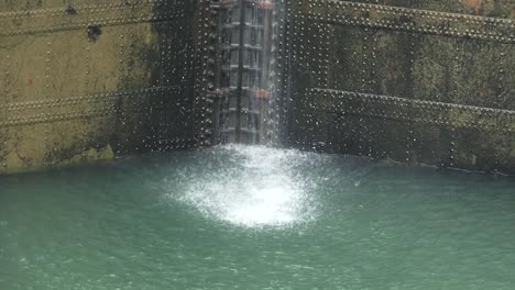 Water-falling-in-the-closed-chamber-at-Gatun-Locks,-Panama-Canal