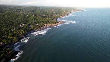 Malerischer-Blick-Auf-Den-Strand-In-El-Tunco-Strand-In-El-Salvador,-Ozeanwellen,-Die-Die-Küste-Brechen
