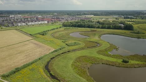 Vista-Aérea-De-Drones-Del-Hermoso-Paisaje-Acuático-En-Los-Países-Bajos