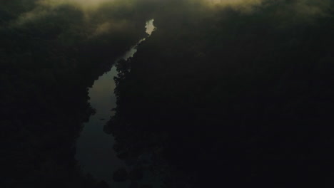 Sonnenaufgangs-Luftschwenk-Vom-Glühenden-Fluss-Zum-Nebel,-Der-über-Dem-Tal-Abbrennt,-4k