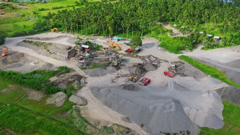 Steinbrecheranlage-Inmitten-Der-Grünen-Landschaft-Auf-Dem-Land-Der-Philippinen