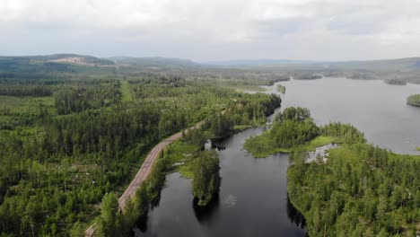 Filmischer-Luftpanoramablick-Auf-Die-Arktische-Natur,-Sommerlandschaft-In-Nordskandinavien-Wildnis-In-Schweden,-Filmähnliche-Landschaft
