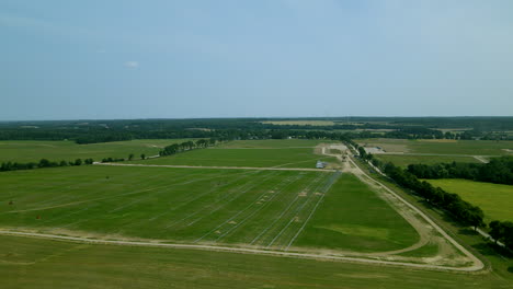 Antenne---Feld-Des-Größten-Photovoltaikparks-Mitteleuropas,-Antenne-In-Zwartowo,-Polen,-Top-Vogelauge