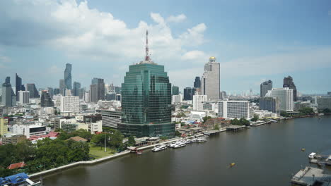 Bangkok,-Thailand,-Zeitraffer-Von-Wolken-Und-Schatten,-Die-Sich-über-Modernen-Gebäuden-Und-Wolkenkratzern-Am-Chao-Phraya-Fluss-Bewegen