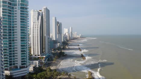 Vuelo-Aéreo-Sobre-Las-Playas-De-Cartagena.-Rascacielos-Con-Vista-Al-Mar