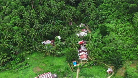 Kleine-Gemeinde-An-Dicht-Bewaldeten-Hügeln-In-Der-Nähe-Der-Gemeinde-Saint-Bernard,-South-Leyte,-Philippinen