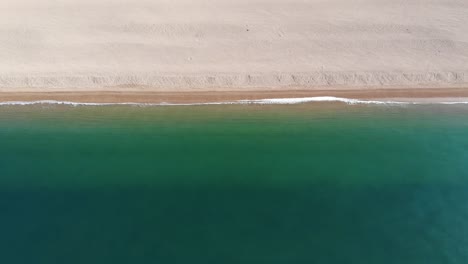 Luftaufnahme-Von-Chesil-Beach,-Dorset,-England,-Die-Ein-Wunderschönes-Farbiges-Meer-An-Der-Küste-Zeigt