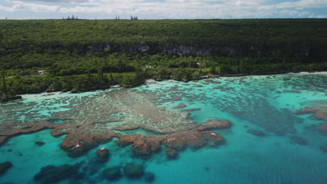 Antena:-Isla-Maré-En-Islas-De-Lealtad-De-Nueva-Caledonia,-Playa-Aislada-De-Arrecifes-De-Coral