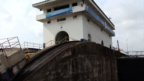 Electric-Locomotive-going-slowly-up-the-slope-while-pulling-the-ship-at-Gatun-locks,-Panama-canal