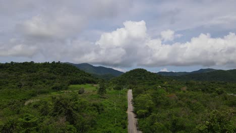 Absteigende-Luftaufnahmen-Der-Straße,-Die-Zum-Kaeng-krachan-nationalpark,-Unesco-weltkulturerbe,-Thailand,-Führt,-Zeigen-Ebenfalls-Eine-Wunderschöne-Landschaft