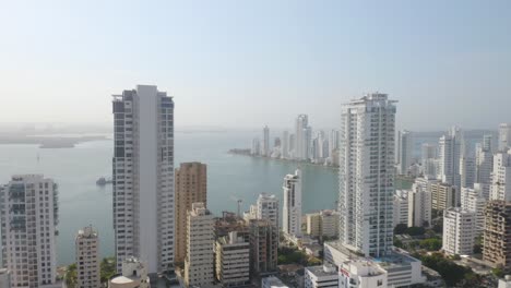 Rückzug-Aus-Der-Luft-Enthüllt-Wolkenkratzer-In-Cartagena,-Kolumbien