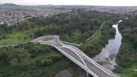 Un-Puente-Con-Tráfico-En-La-Ciudad-Y-Un-Río