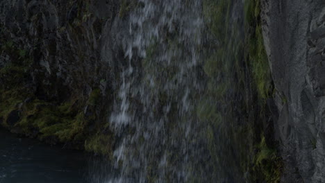 Aufklappbare-Enthüllung-Einer-Person,-Die-Auf-Den-Godafoss-Wasserfällen-Sitzt-Und-Während-Eines-Islandurlaubs-Fotos-Macht
