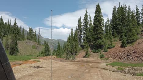 Pov-Beim-Fahren-Eines-Geländewagens-Auf-Einem-Breiten-Abschnitt-Des-Alpinen-Rundwegs-Durch-Die-San-Juan-berge-In-Der-Nähe-Von-Silverton,-Colorado