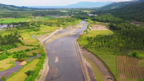 Flacher-Fluss-Auf-Feldern-Und-Palmen-Tagsüber-In-Southern-Leyte