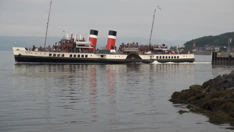 The-PS-Waverley-a-paddle-steamer-sailing-in-the-waters-from-Largs-in-Scotland,-UK