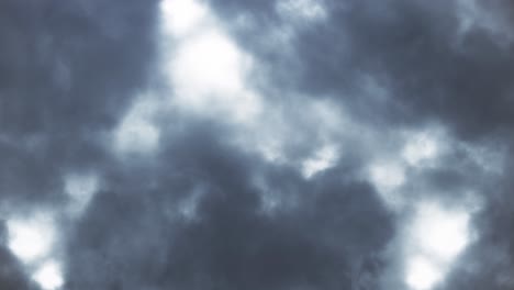 Tormenta-En-El-Cielo-Con-Nubes-Grises
