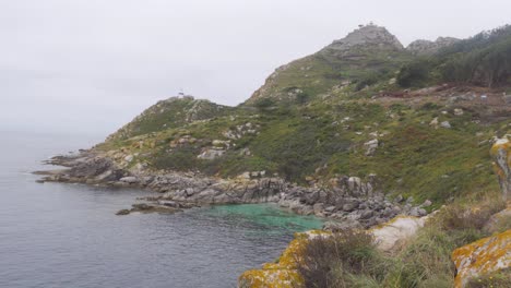 Eine-Kleine-Tropisch-Aussehende-Bucht-Mit-Türkisfarbenem-Wasser-Auf-Den-Cies-inseln,-Spanien