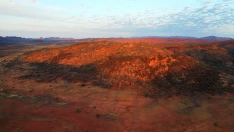 Panorama-Der-Schmalen-Straße-Zwischen-Der-Felsigen-Landschaft-In-Der-Wildnis-Von-Alice-Springs,-Australien