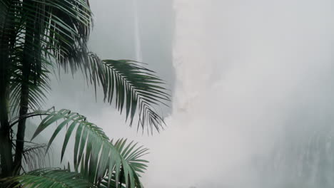 Costa-Rica-wasserfall-Während-Der-Regenzeit-Des-Monsuns,-Der-In-Becken-Donnert