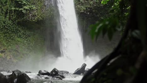 Die-Zeitlupenaufnahme-Zeigt-Einen-Donnernden-Wasserfall,-Der-Im-Dschungel-Gegen-Felsen-Schlägt