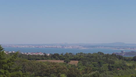 Ein-Panoramablick-Auf-Den-Fluss-Tejo-Von-Der-Spitze-Des-Monsanto-Parks-In-Lissabon