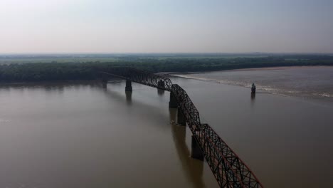 Puente-De-La-Cadena-De-Rocas-En-El-Río-Mississippi