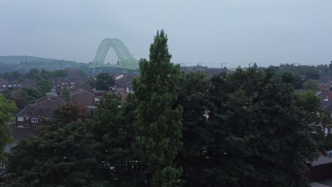 British-Northern-Runcorn-Bridge-S-Wohnstadthaus-Nachbarschaft-Luftbild-Dolly-Direkt-Hinter-Bäumen